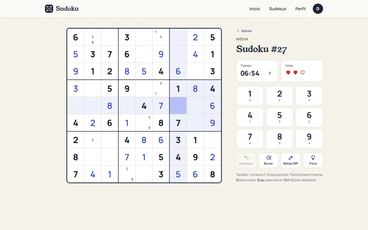 Partida en curso de un sudoku de dificultad media con notas a lápiz, cronómetro, vidas y teclado numérico